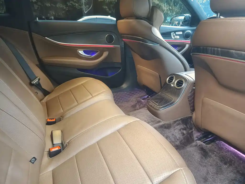 Mercedes-Benz E-Class — миниатюра 8