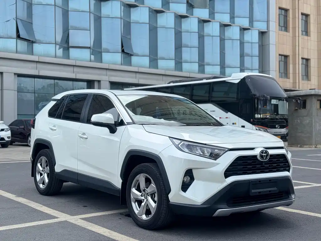 Toyota RAV4 — миниатюра 3