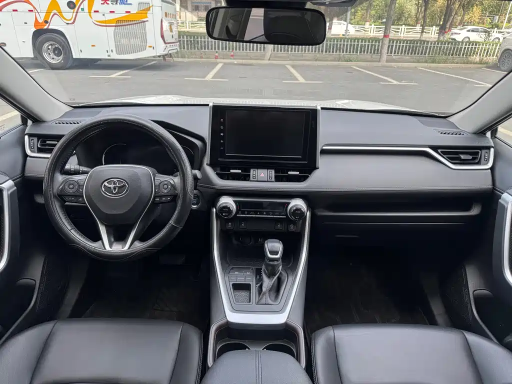 Toyota RAV4 — миниатюра 6