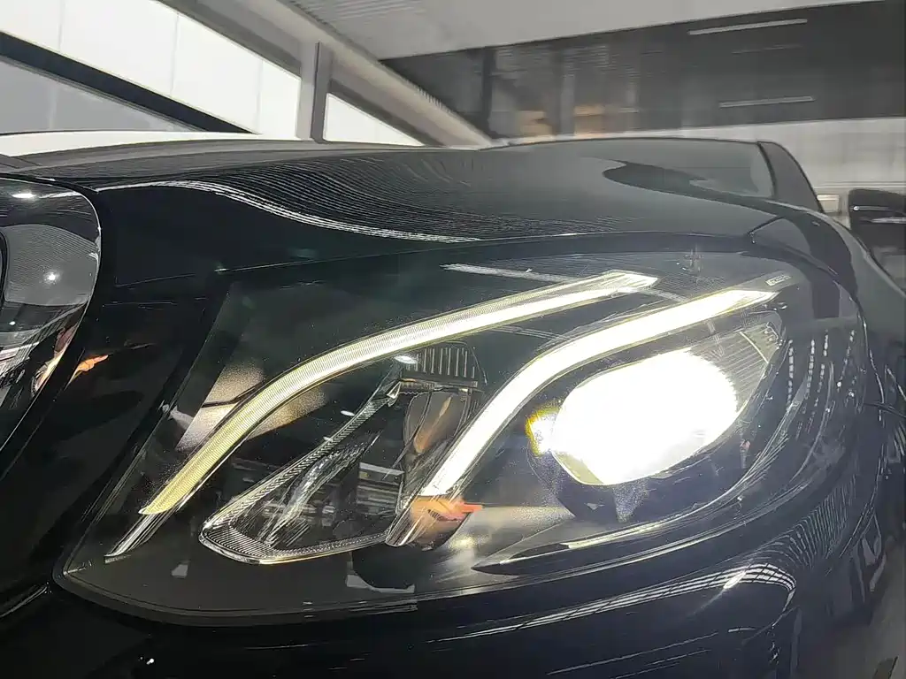 Mercedes-Benz E-Class — миниатюра 10