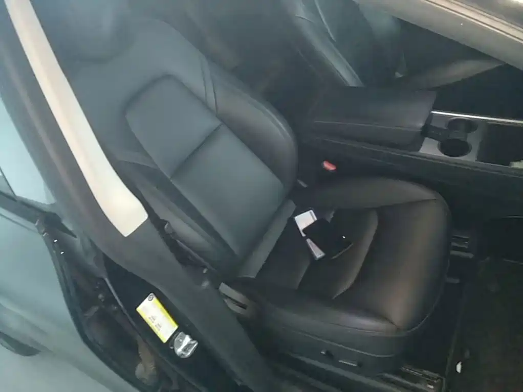 Tesla Model Y — миниатюра 25