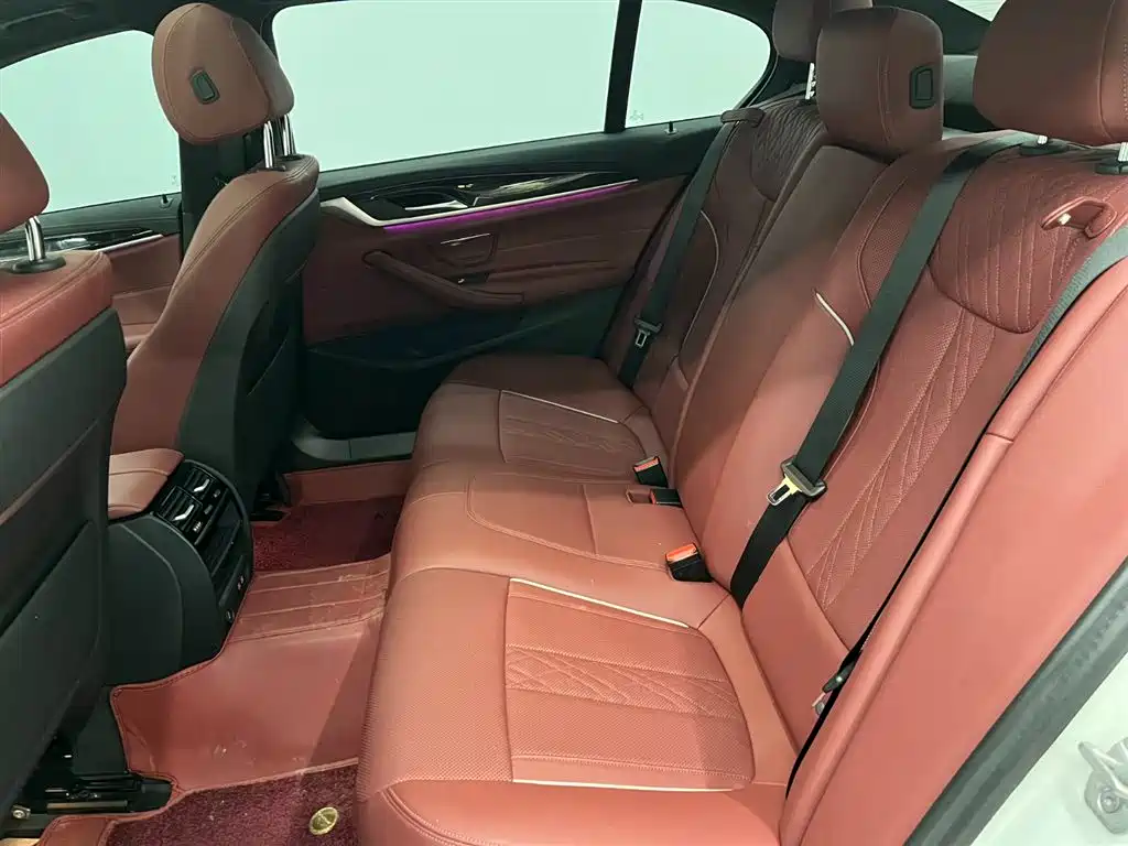BMW 5 Series — миниатюра 13