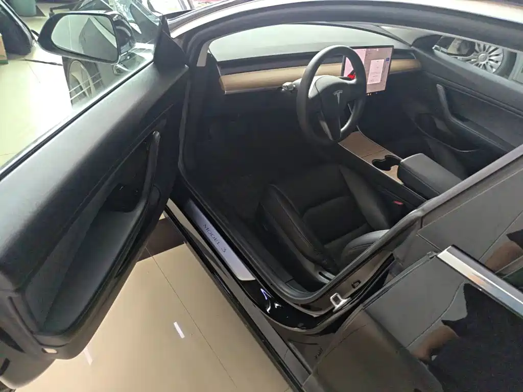 Tesla Model 3 — миниатюра 16
