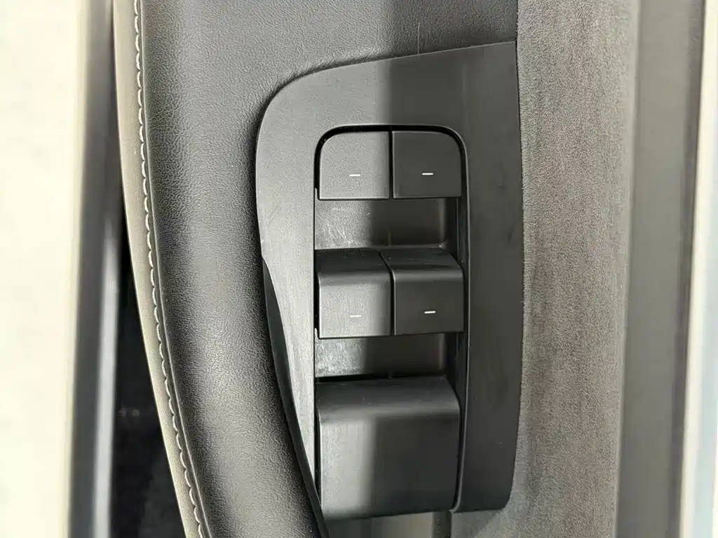 Tesla Model Y — миниатюра 6