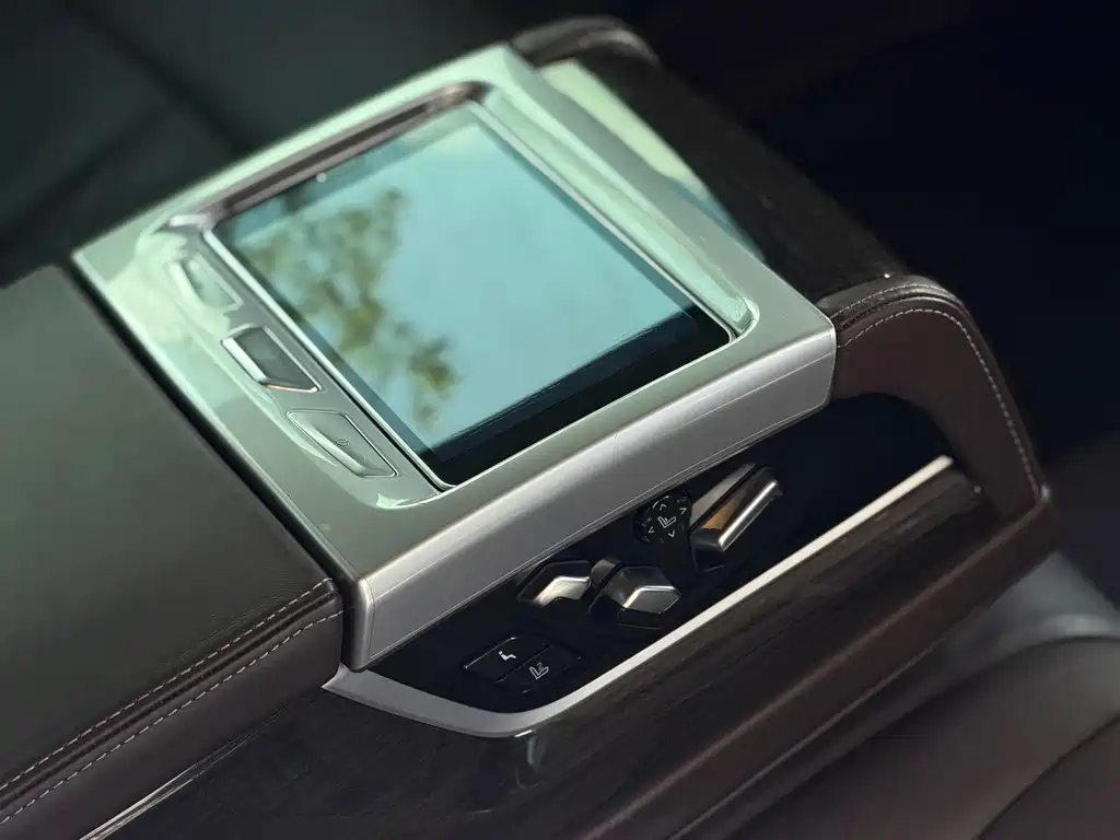 BMW 7 Series — миниатюра 19