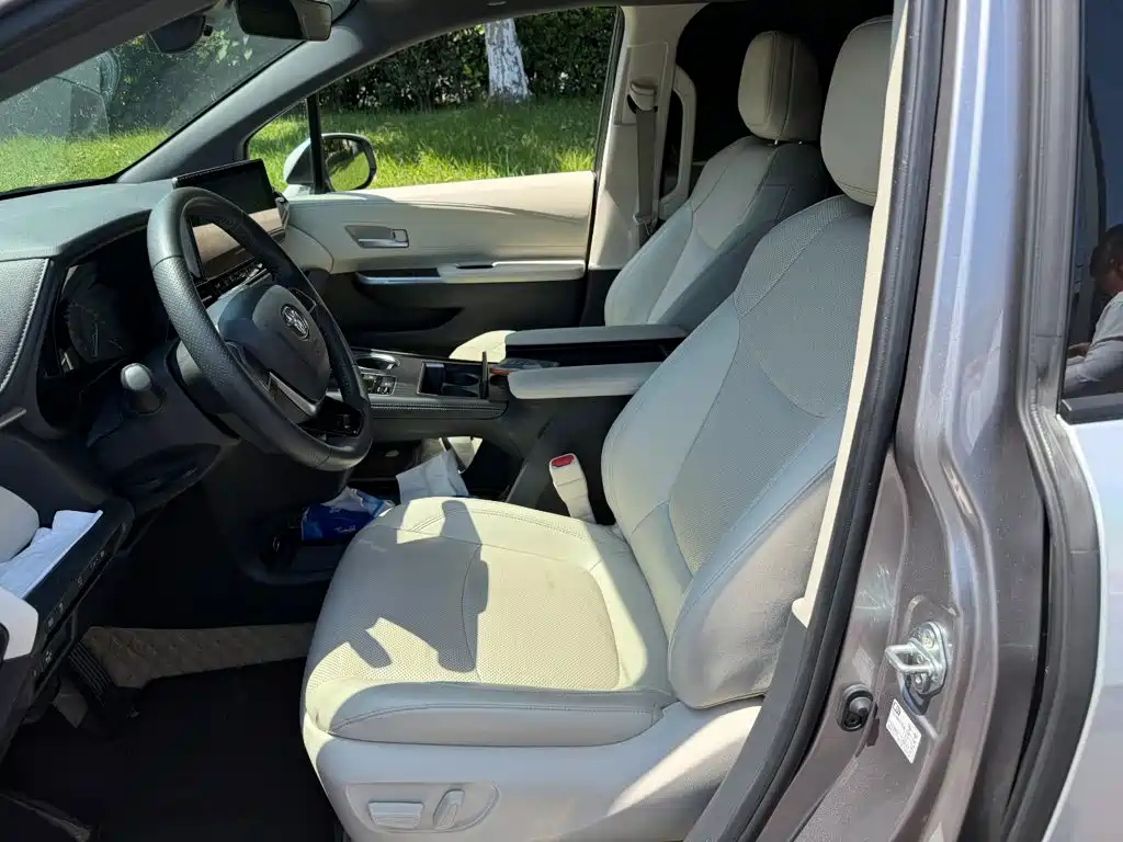 Toyota Sienna — миниатюра 8
