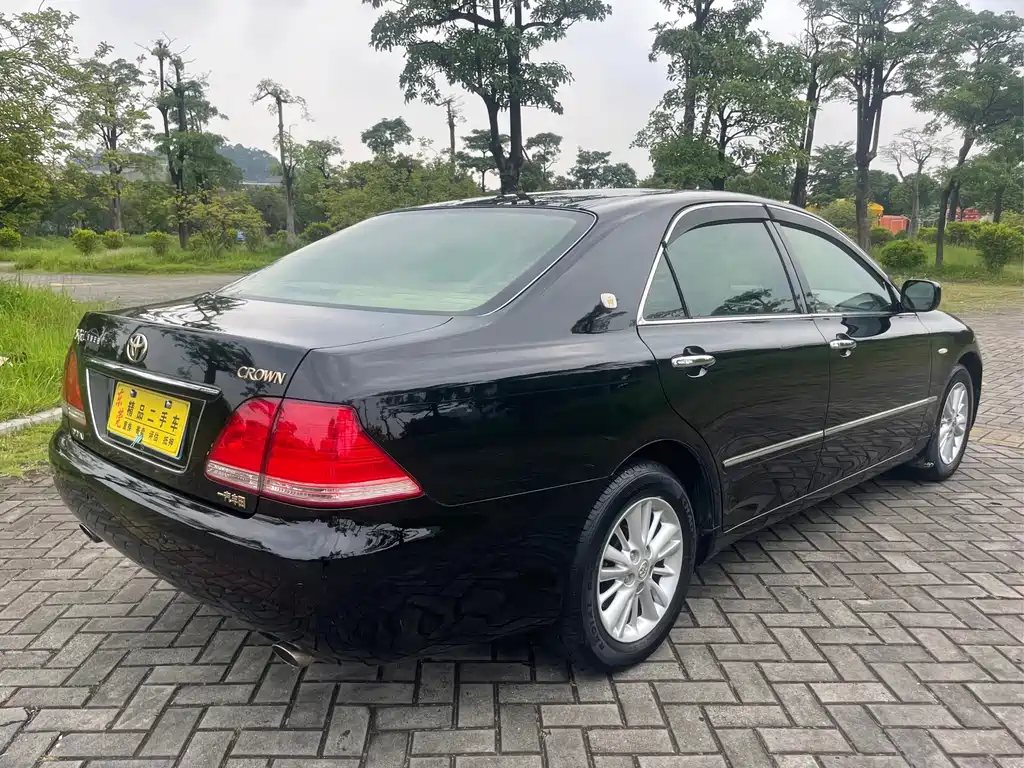 Toyota Crown — миниатюра 5