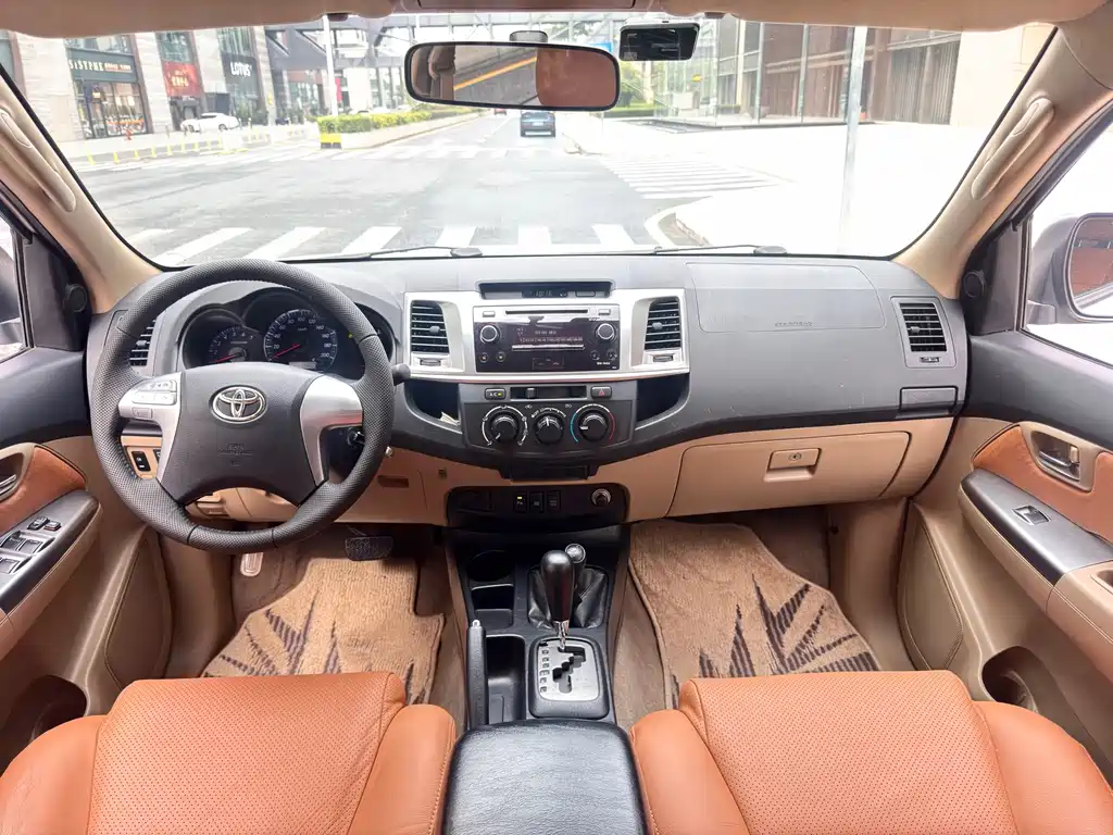 Toyota Fortuner — миниатюра 8