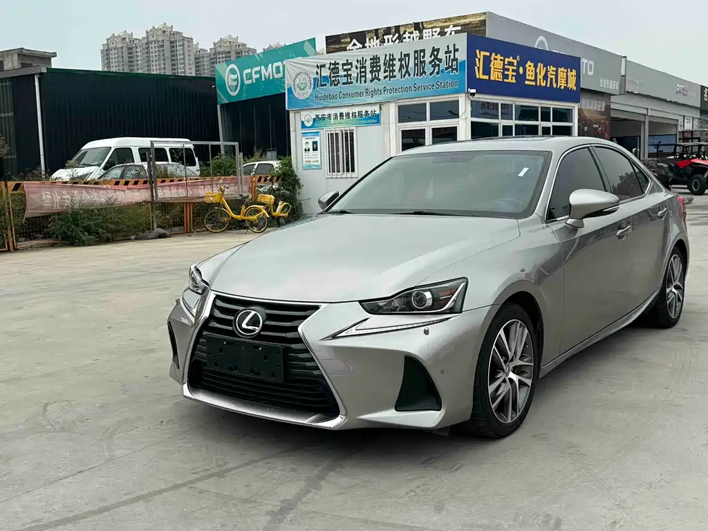 Lexus IS