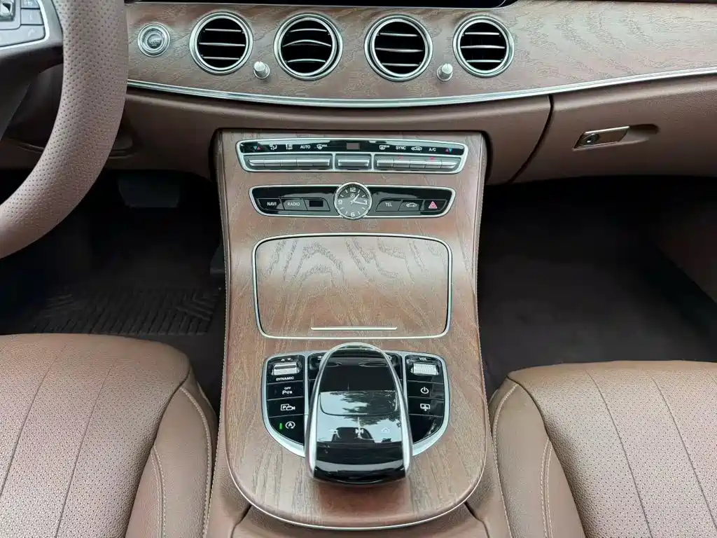 Mercedes-Benz E-Class — миниатюра 8