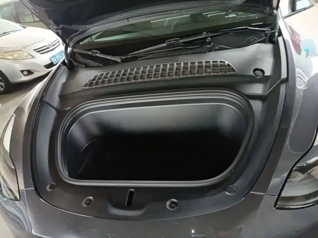Tesla Model Y — миниатюра 16