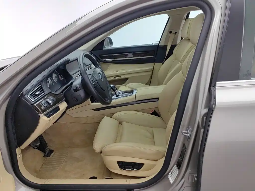 BMW 7 Series — миниатюра 10