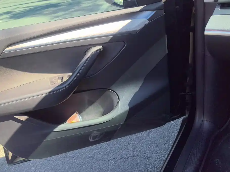 Tesla Model Y — миниатюра 7
