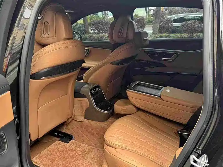 Mercedes-Benz E-Class — миниатюра 8