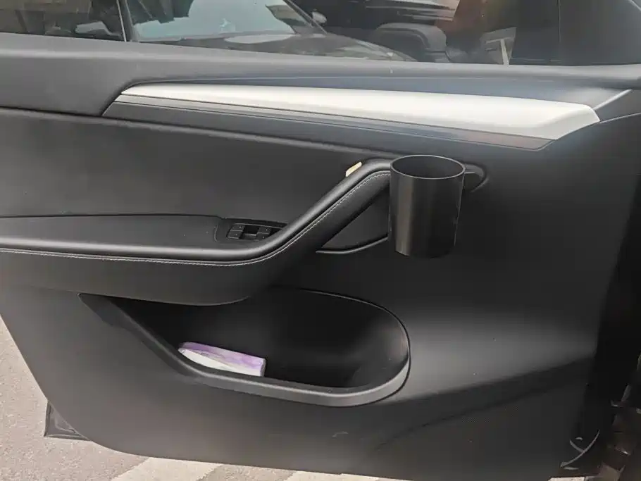 Tesla Model Y — миниатюра 7