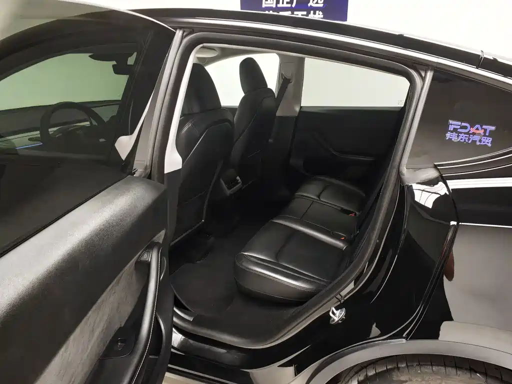 Tesla Model Y — миниатюра 17