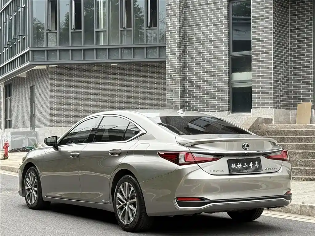 Lexus ES 2018 300h V