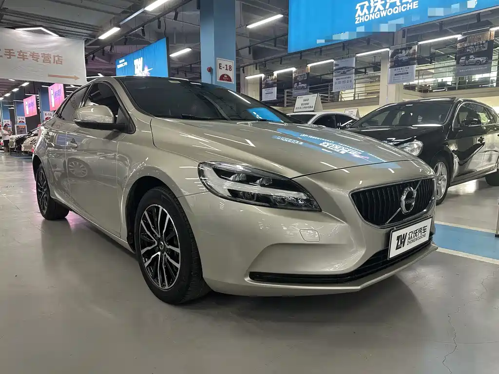 VOLVO V40