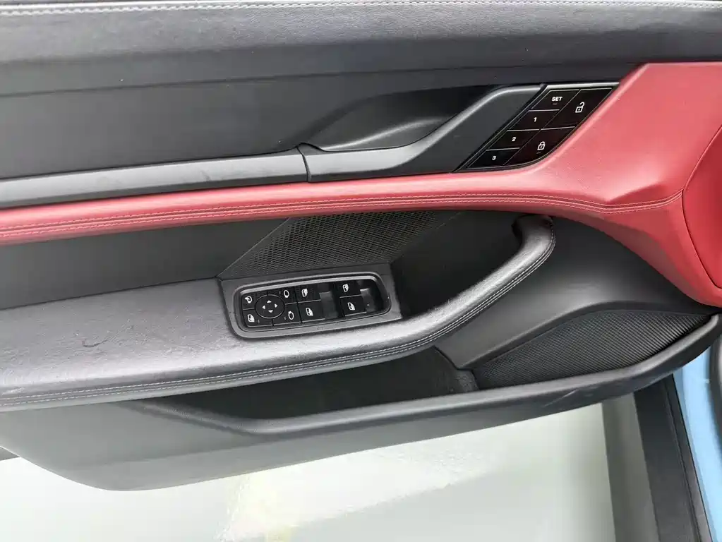 Porsche Taycan — миниатюра 7