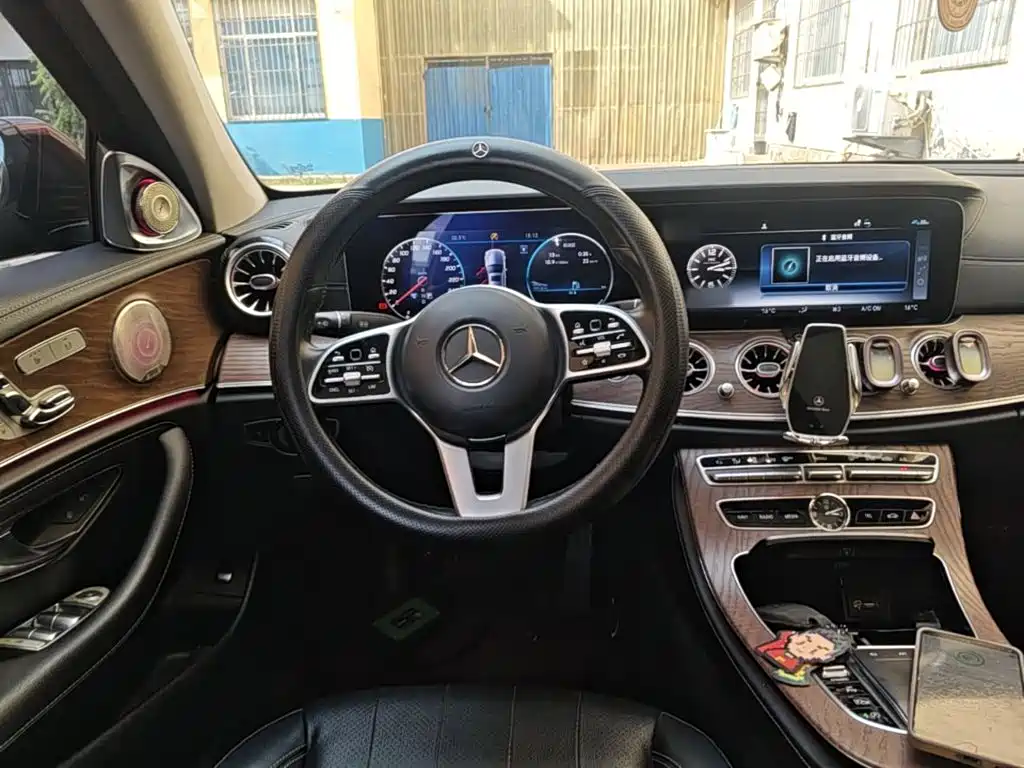 Mercedes-Benz E-Class — миниатюра 11