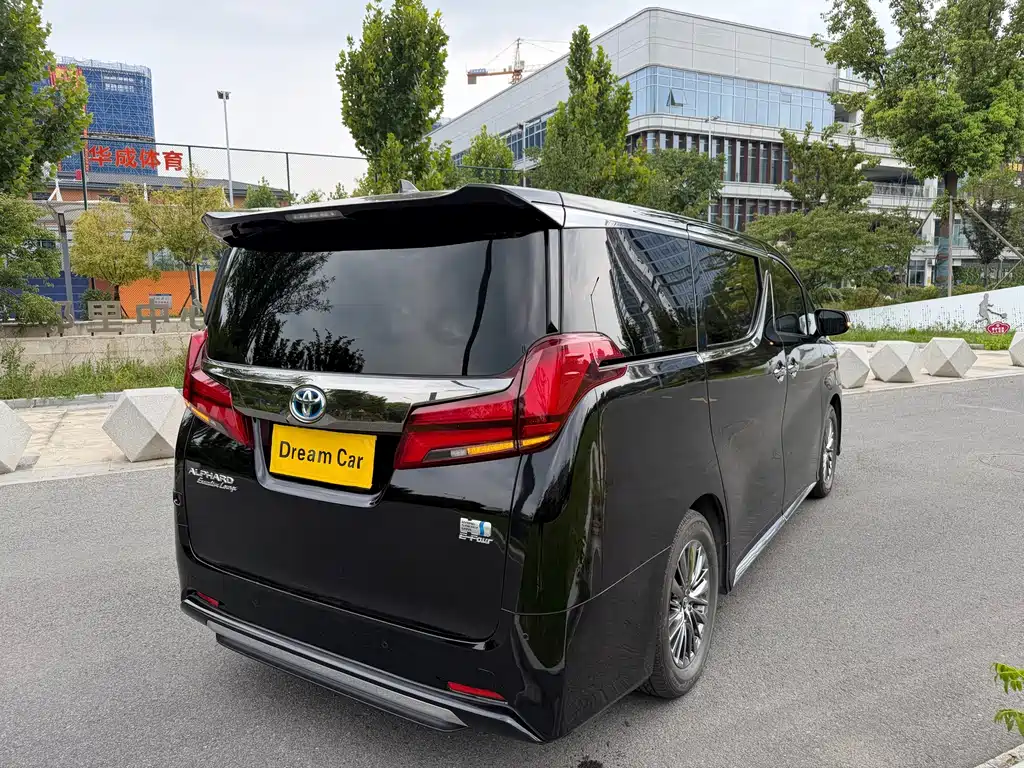 Toyota Alphard — миниатюра 5