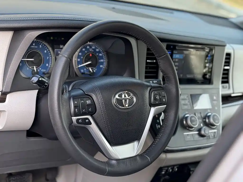 Toyota Sienna — миниатюра 7