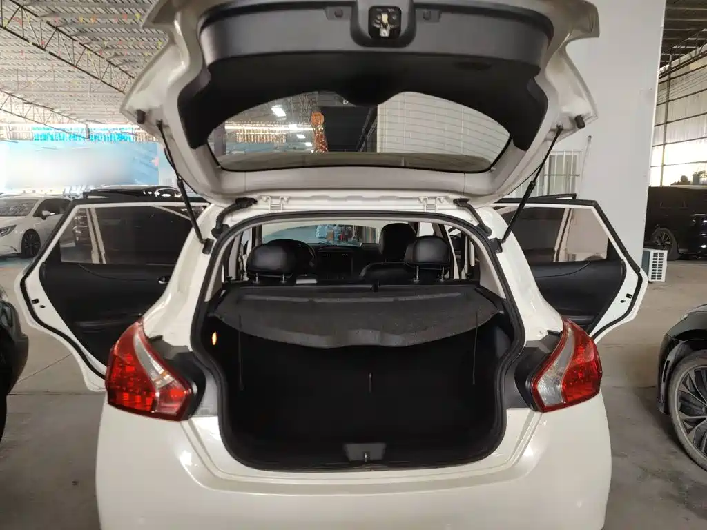 Nissan Tiida — миниатюра 19