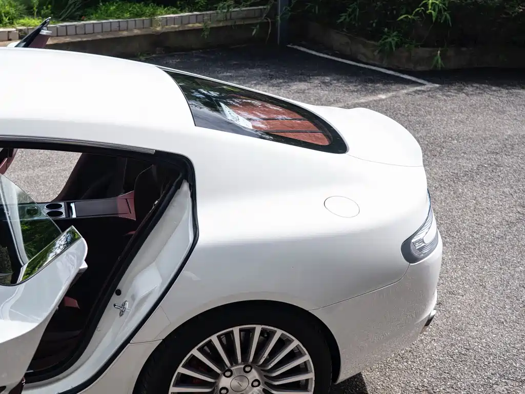 Aston Martin Rapide — миниатюра 7