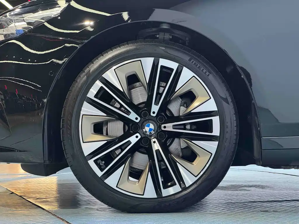 BMW 5 Series — миниатюра 19
