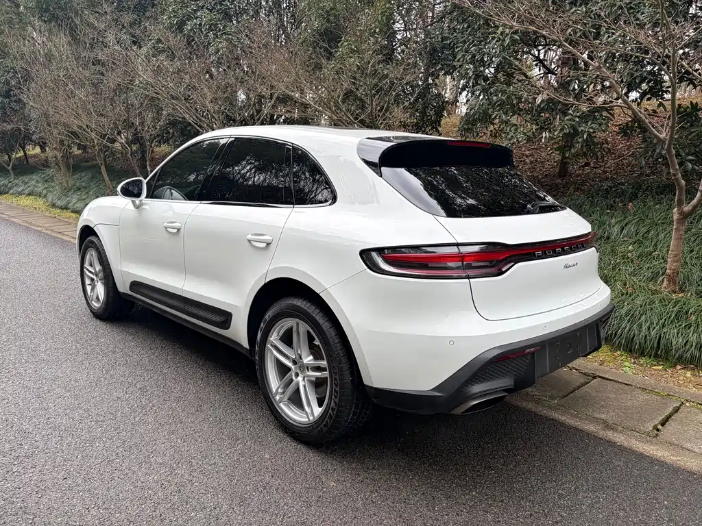 PORSCHE MACAN