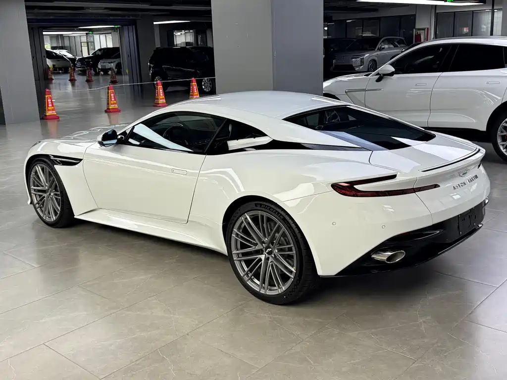 Aston Martin DB12 — миниатюра 5
