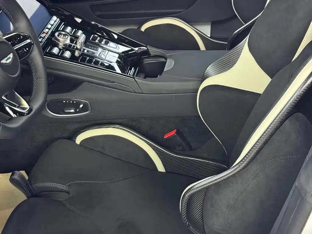 Aston Martin DB12 — миниатюра 13