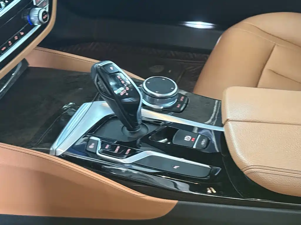BMW 5 Series — миниатюра 11