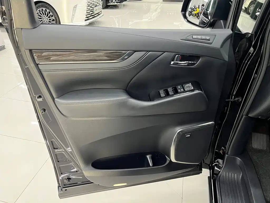 Lexus LM — миниатюра 21