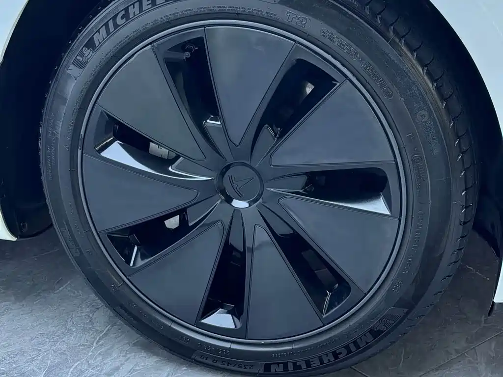 Tesla Model 3 — миниатюра 3