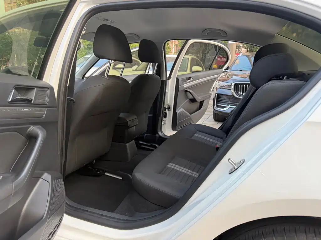 Volkswagen Lavida — миниатюра 5