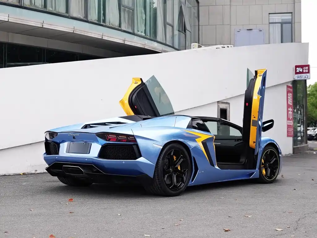 LAMBORGHINI AVENTADOR