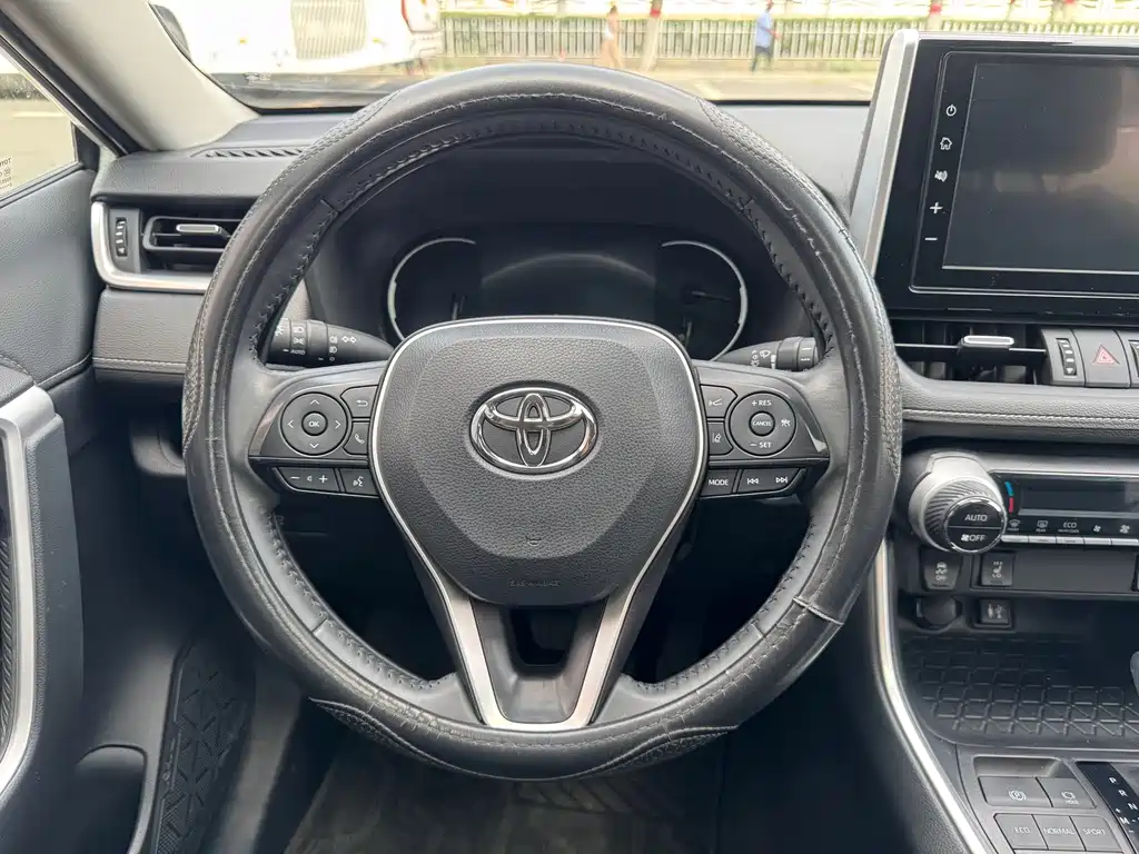 Toyota RAV4 — миниатюра 7
