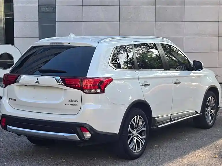 MITSUBISHI OUTLANDER