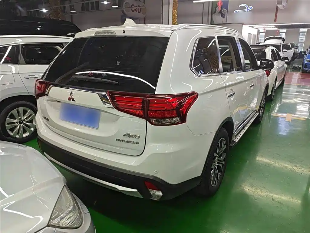 MITSUBISHI OUTLANDER