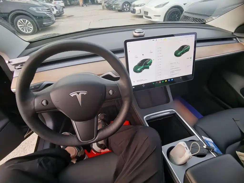 Tesla Model 3 — миниатюра 10