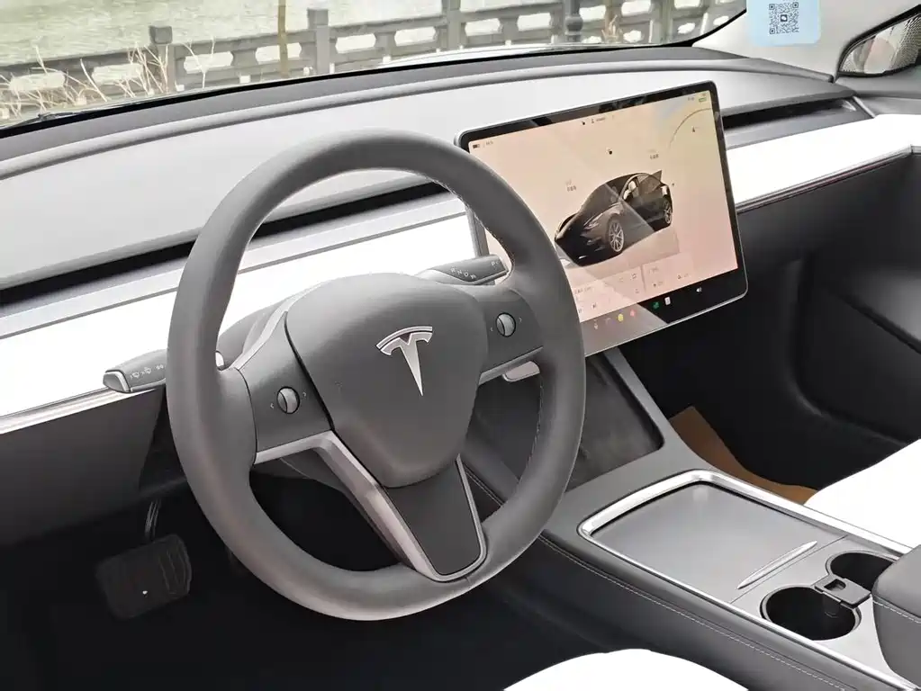 Tesla Model 3 — миниатюра 3