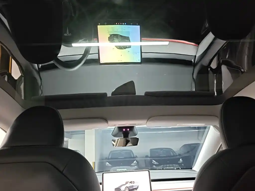 Tesla Model Y — миниатюра 18