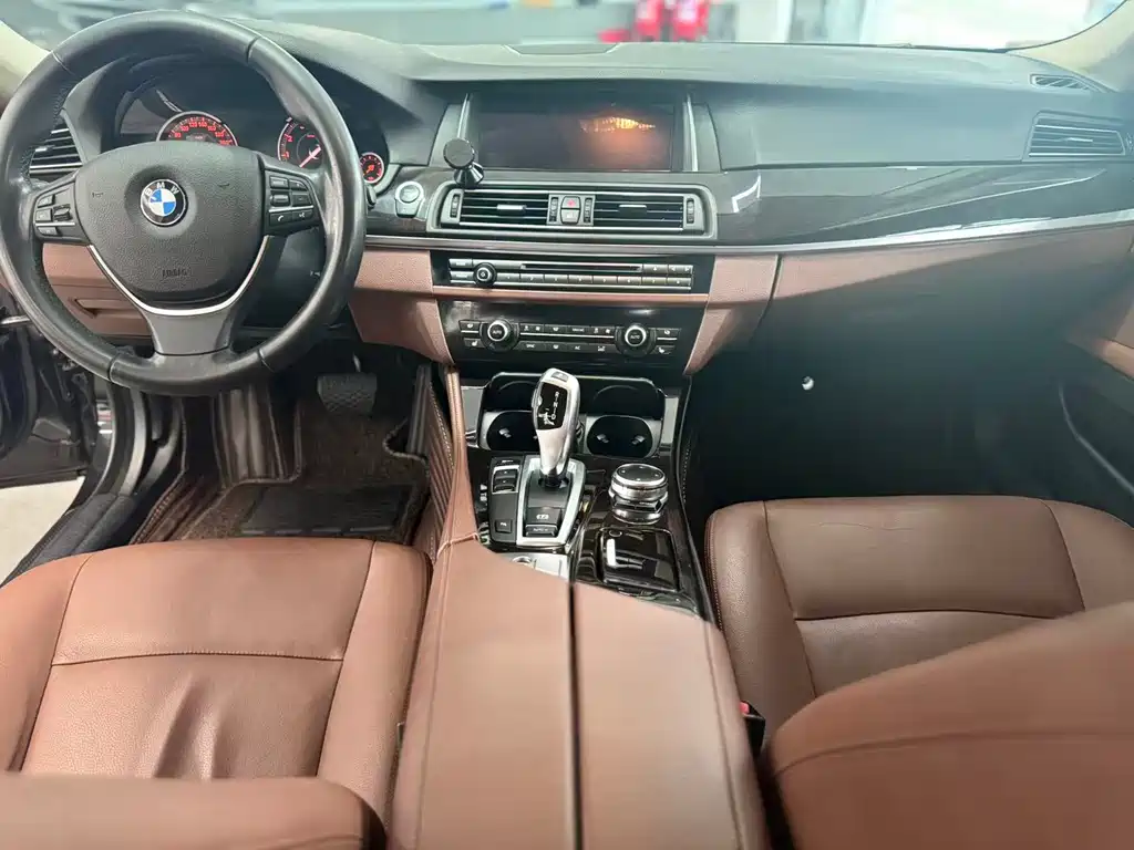 BMW 5 Series — миниатюра 6