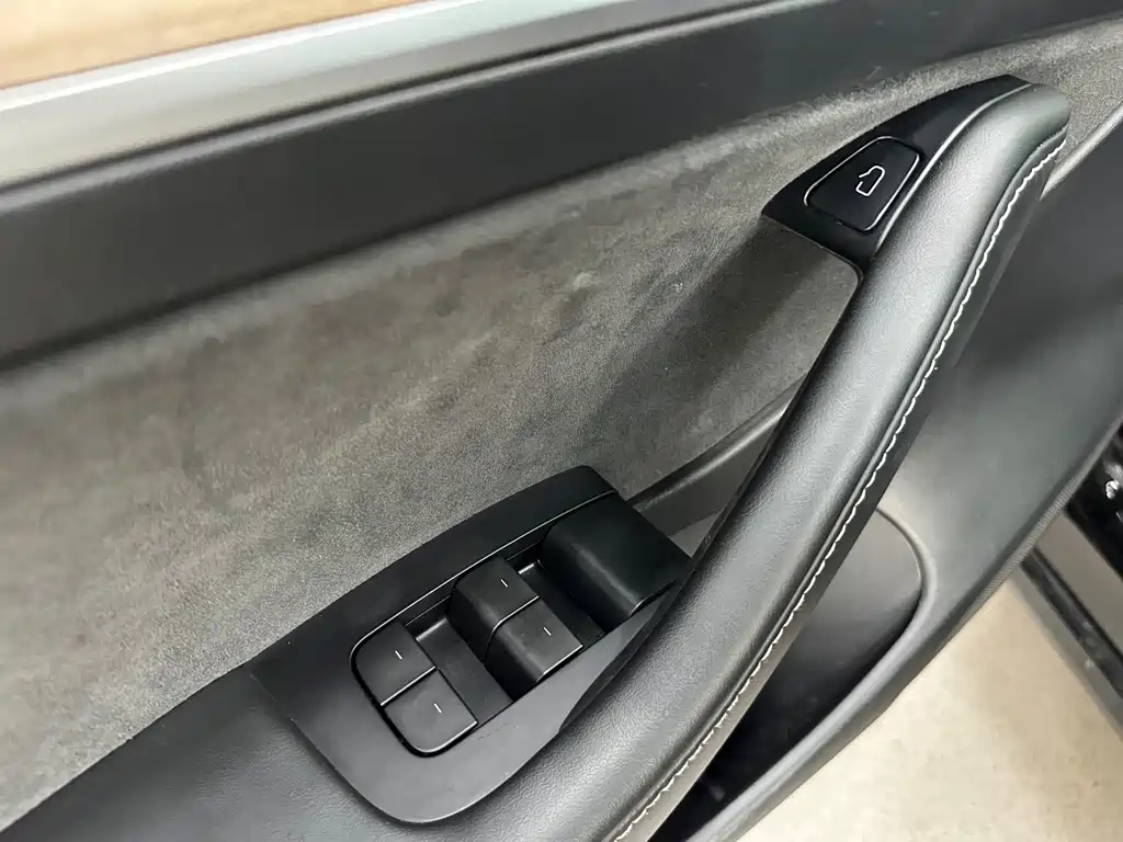 Tesla Model 3 — миниатюра 6