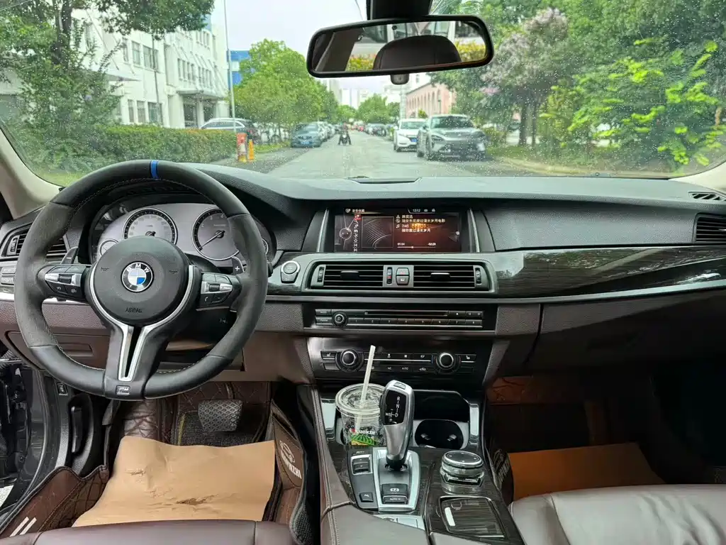BMW 5 Series — миниатюра 11