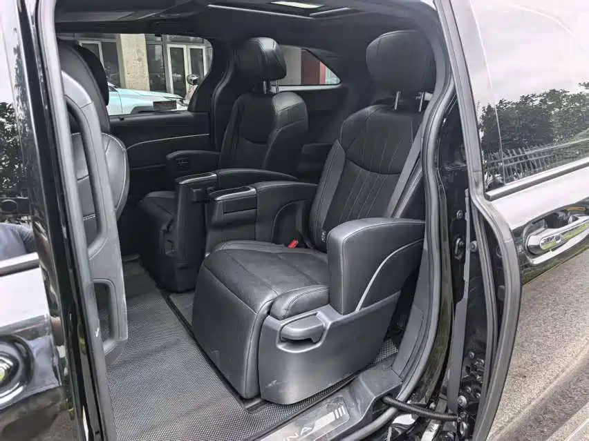 Toyota Sienna — миниатюра 4