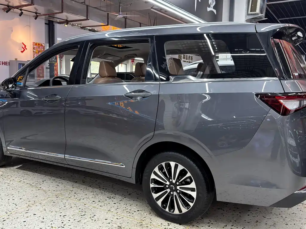 Wuling Jiachen — миниатюра 5