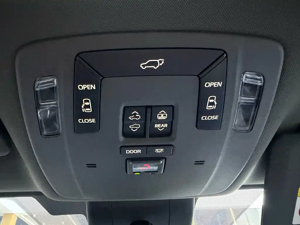 Toyota Granvia — миниатюра 12
