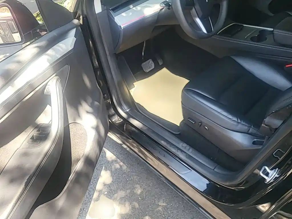 Tesla Model Y — миниатюра 15